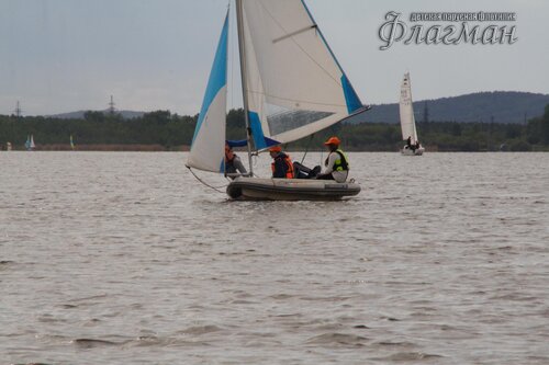 Яхта Вильсон на фоне берега и яхт